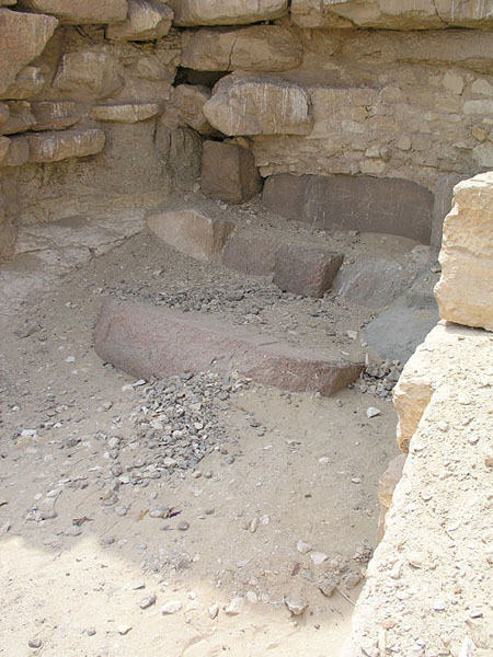 Плиты у начала спускающегося коридора пирамиды Аменемхета I. Эль- Лишт.