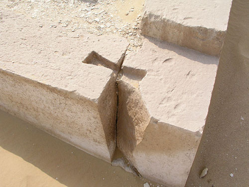 Углубления для крепления плит комплекса пирамиды Аменемхета I. Эль- Лишт.