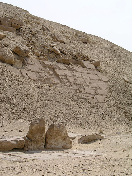 Плиты облицовки западной стороны пирамиды Сесостриса I