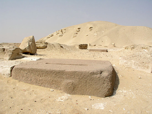 Гранитные блоки дорожки для процессий к храму пирамиды Сесостриса I