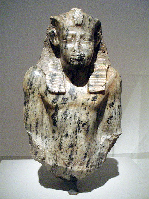 Фрагмент статуи фараона Сесостриса I. Altes Museum.
