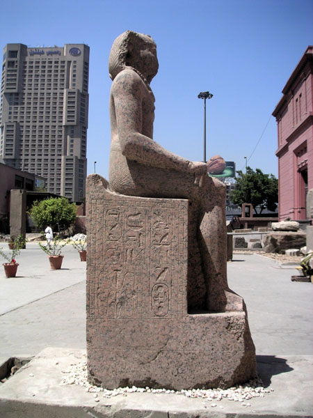 Статуя фараона Аменемхета I. Каирский музей.