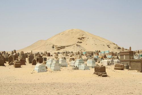 Мусульманское клабище с восточной стороны пирамиды Аменемхета I в Эль- Лиште