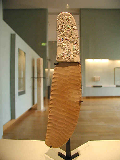Нож из зуба бегемота. Музей Лувра.