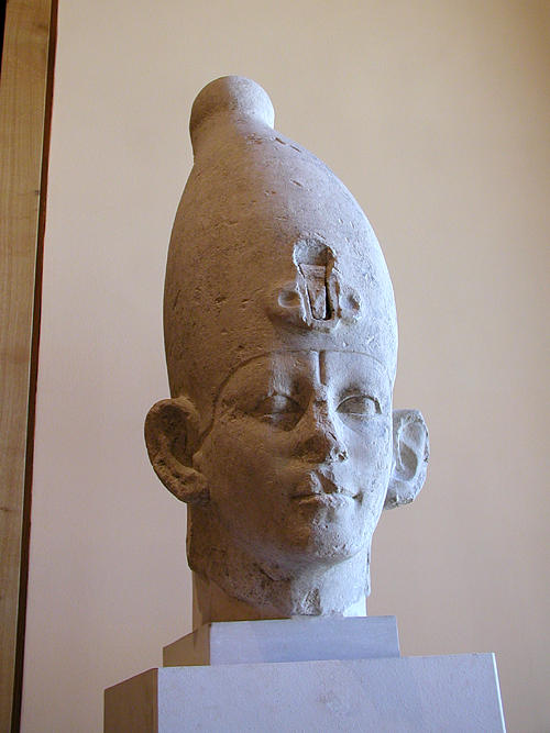 Голова статуи фараона Сесостриса III. Музей в Лувре