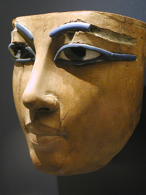 Деревянная маска лица. Музей в Лувре