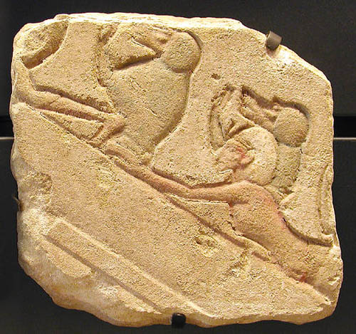Рельеф фараон Эхнатон и бабуины. Музей в Лувре