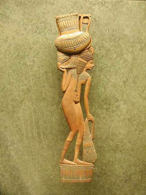 Деревянная фигура служанки. Музей в Лувре.