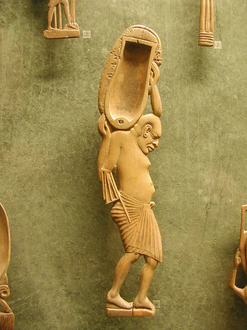 Статуя слуги с амфорой. Музей в Лувре.