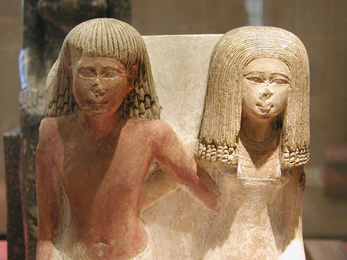 Статуя Неферхебефа с женой. Музей в Лувре.