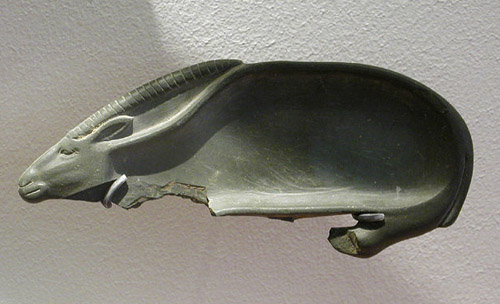 Ложка в форме антилопы. Музей в Лувре.