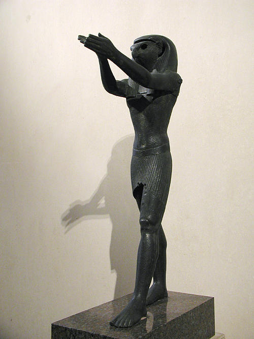 Статуя Гора из бронзы. Музей в Лувре