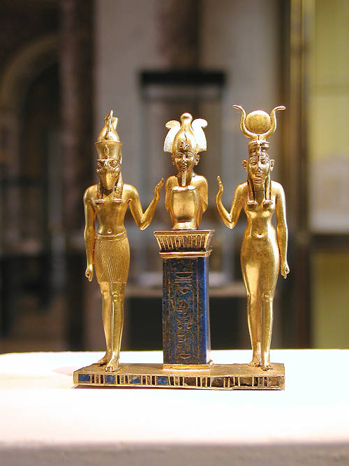 Золотая подвеска с именем Осоркона II. Музей в Лувре .