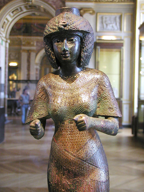 Статуя из бронзы- "Божественная жена Амона". Музей в Лувре