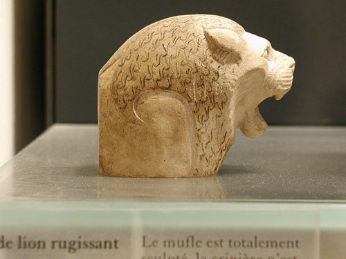 Голова льва из известняка. Музей в Лувре