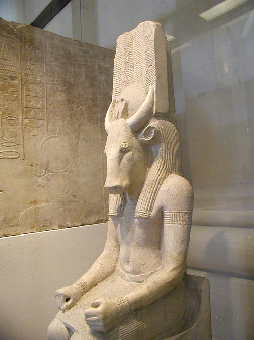 Статуя бога Монту из известняка. Музей в Лувре