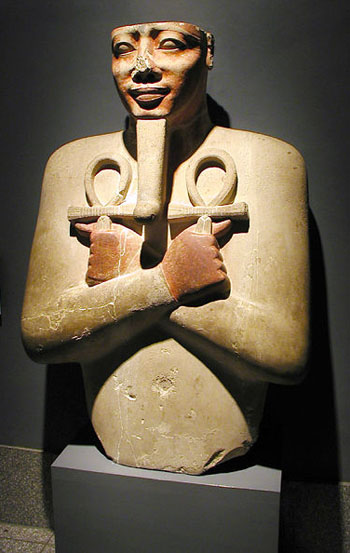 Колонна в форме статуи Сесостриса I. Музей в Луксоре