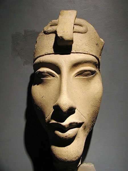 Огромная голова фараона Эхнатона. Музей в Луксоре