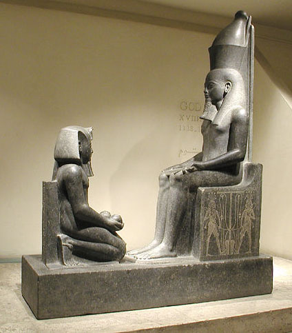 Статуя бога Атума и Хоремхеба. Музей в Луксоре