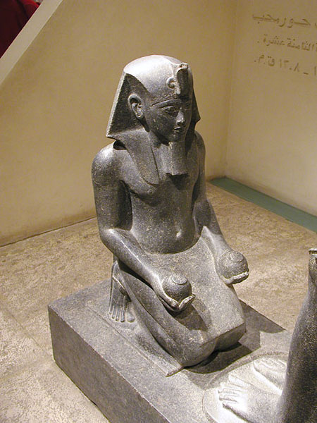 Коленопреклоненный фараон Хоремхеб. Луксорский музей египетской древности.