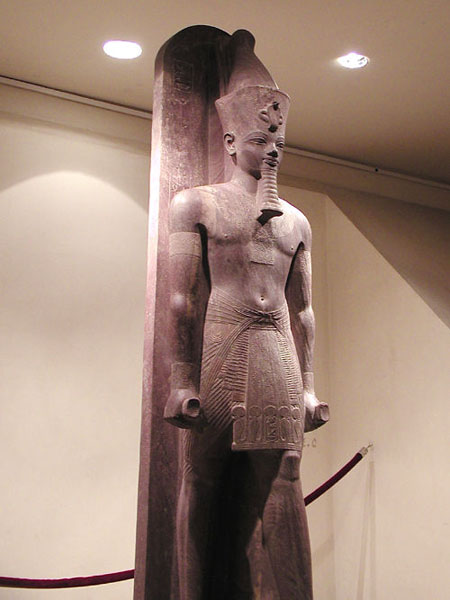 Кварцитовая статуя Аменхотепа III в полный рост. Луксорский музей египетской древности.