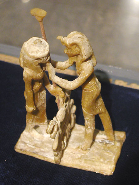 Статуя богини Маат и Рамсесса XI. Музей в Луксоре