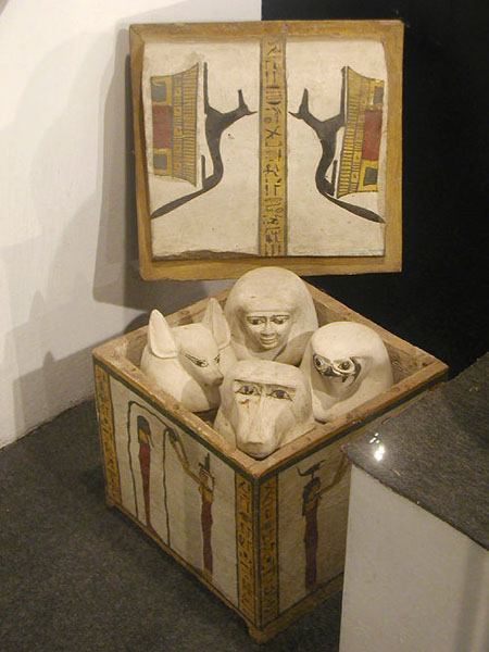 Расписной ящик и канопы жреца храма Монту. Музей в Луксоре