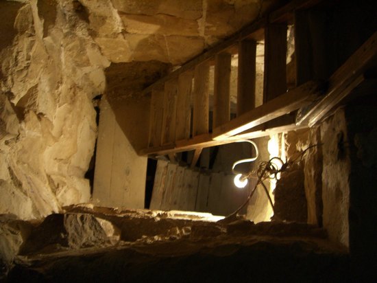 Вид из погребальной камеры вниз в шахту. Пирамида Хуни. Мейдум.