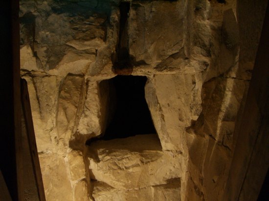 Лаз в новое помещение пирамиды Хуни. Вид из погребальной каамеры. Мейдум.