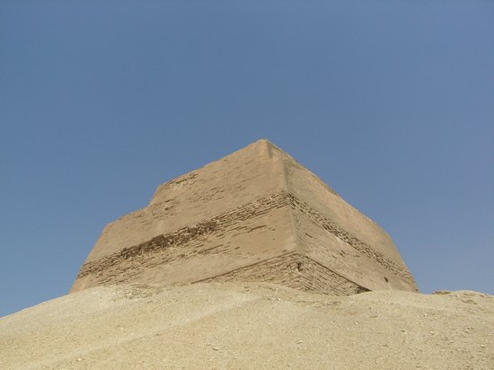 Южная и восточная сторона пирамиды Хуни в Мейдуме.