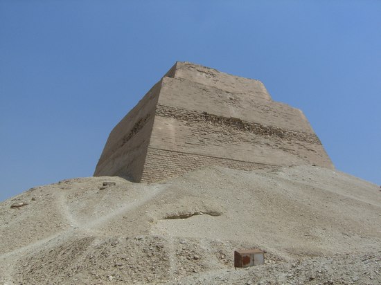 Западная и южная сторона пирамиды Хуни в Мейдуме.