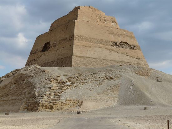 Северная  и западная сторона пирамиды Хуни в Мейдуме.