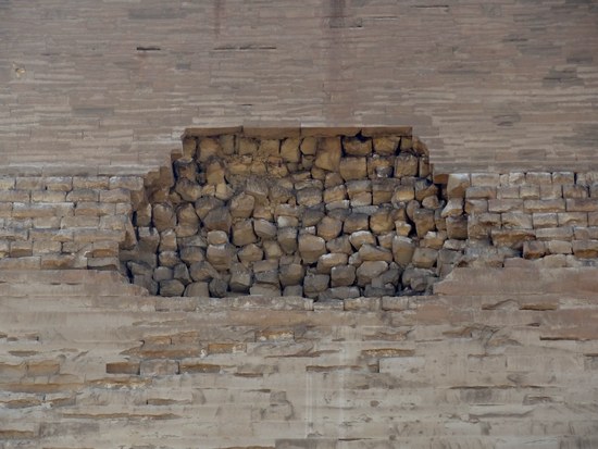 Блоки облицовки и внутренний слой северной стороны пирамиды Хуни в Мейдуме.