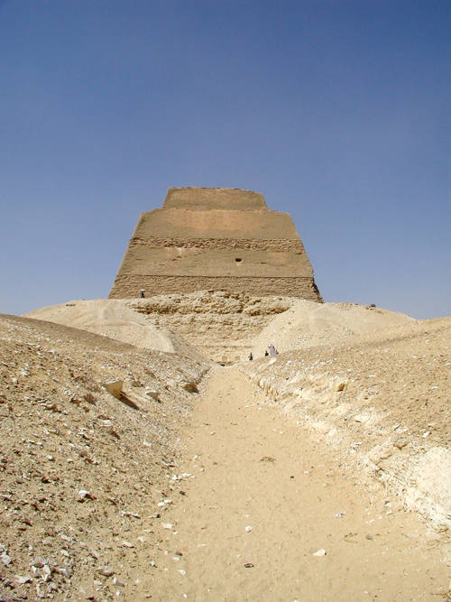 Дорога для погребальных процессий от храма в долине к святилищу пирамиды Хуни. Мейдум.