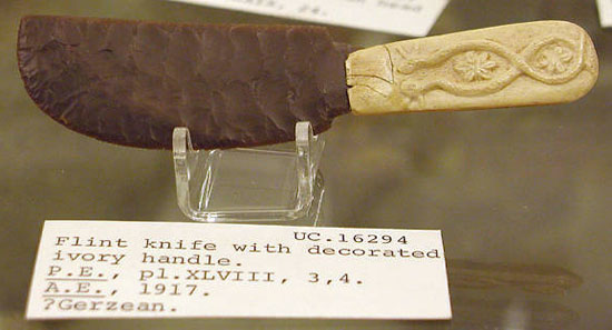 Кремниевый нож с ручкой из слоновой кости. Музей Петри .