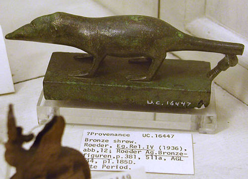 Землеройка из бронзы. Музей египетской археологии Петри.