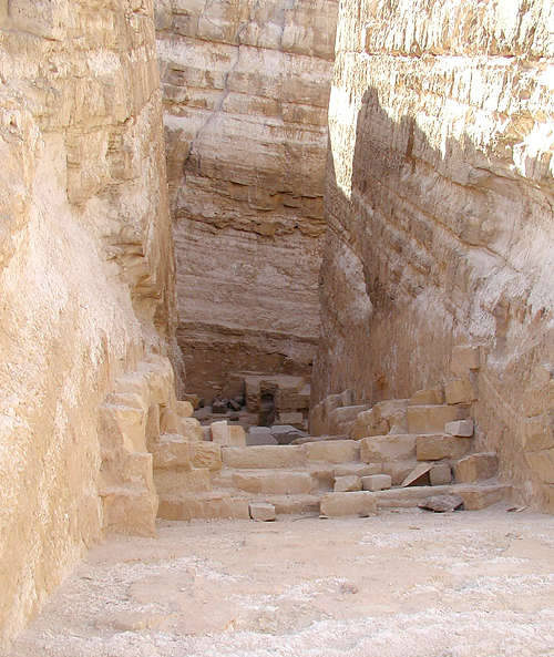 Понижающийся коридор пирамиды Реджедефа