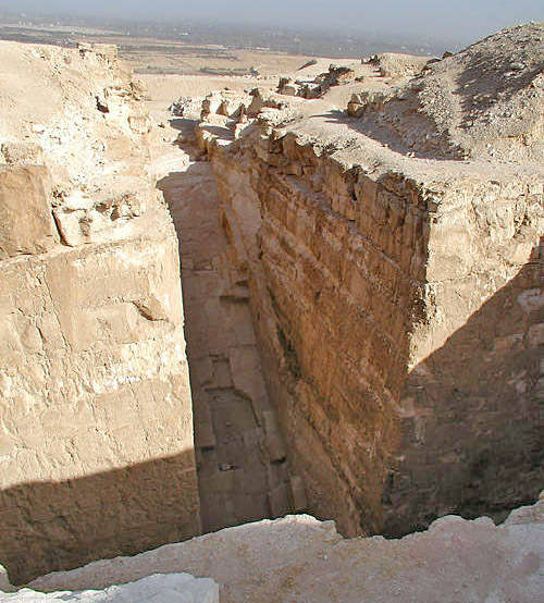 Вид с юга на входной коридор пирамиды Реджедефа