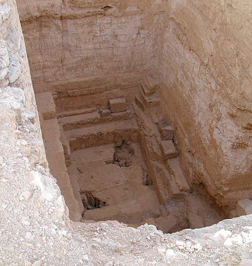 Вид с поверхности земли на погребальную камеру пирамиды Джедефре