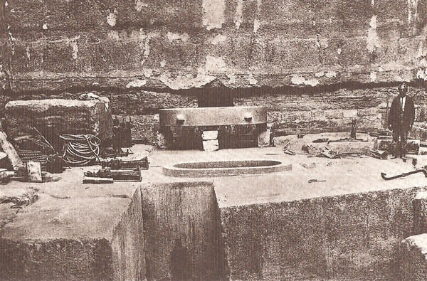 Незавершенная пирамида в Завиет-эль-Ариане. Погребальная камера.