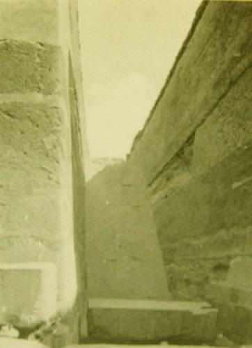 Незавершенная пирамида в Завиет-эль-Ариане. Понижающийся коридор.