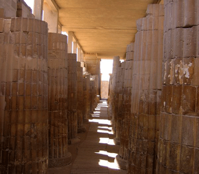 Входная колонада комплекса пирамиды Джосера.