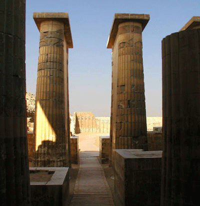 Двойные колонны при входе в комплекс пирамиды Джосера.