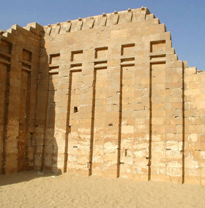 Восточная стена с фризом из кобр. Комплекс пирамиды Джосера.