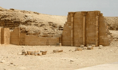 Стена с колоннами с восточной стороны Северного дома комплекса пирамиды Джосера.