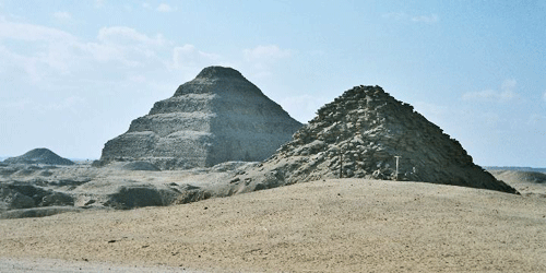 Пирамида Усеркафа. За ней видна знаменитая Ступенчатая пирамида.