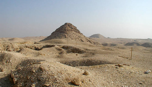 Вид на пирамиду Усеркафа. Вдали видна пирамида Тети.
