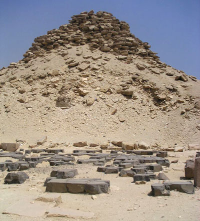 Остатки базальтового пола заупокойного храма Усеркафа.
