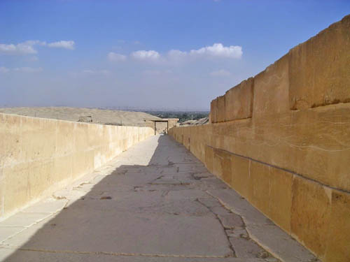 Дорога для процессий к пирамиде фараона Униса. Вид на нижний храм.
