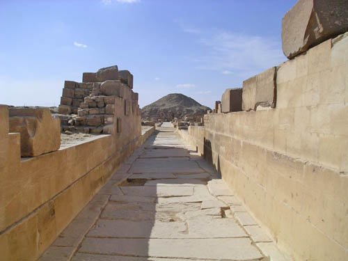 Дорога для процессий к пирамиде фараона Униса. Вид на заупокойный храм.